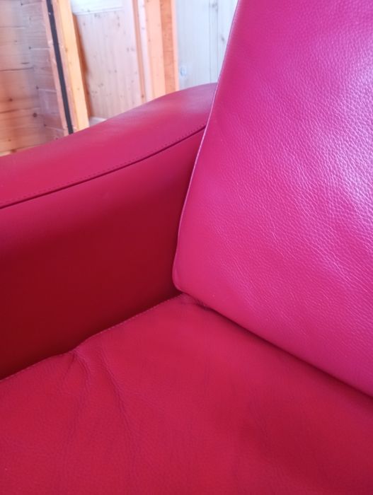 Sofá em pele vermelho