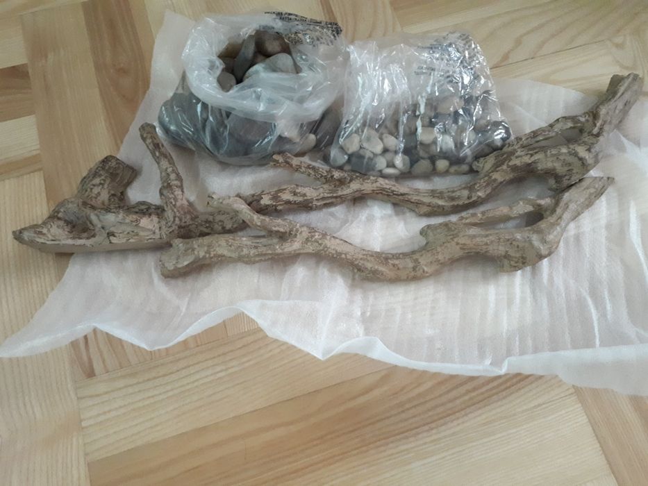 Zestaw imitacji  kawałków drewna i kamieni do kominka elektrycznego.