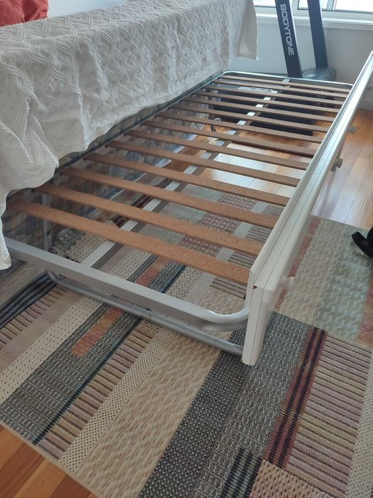 Cama de solteiro dupla lacada branca c/ colchões - bom estado/ pouco uso