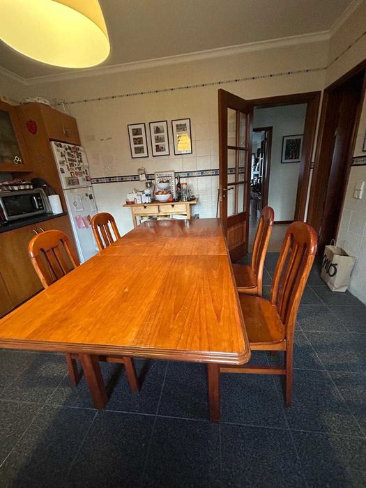 Mesa e 4 cadeiras de pinho