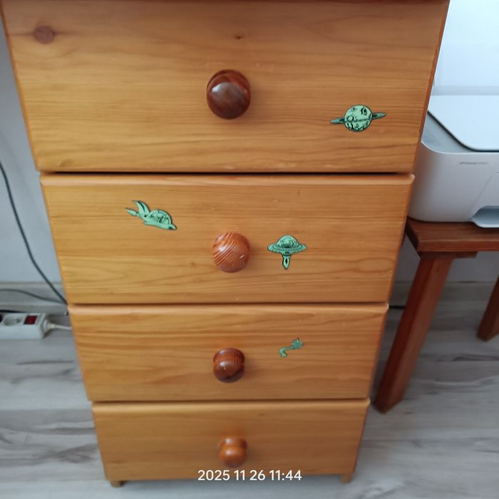 Biurko z drzewa sosnowego.