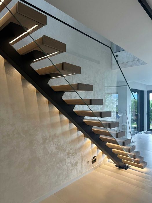 Schody na konstrukcji metalowej