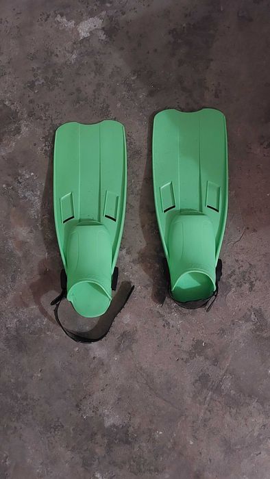 Pranchas de bodyboard e pés de pato