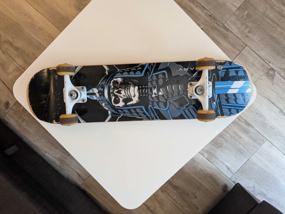 Skateboard Primary (grafika z samurajem/czaszką) – Kompletna, Gotowa do jazdy