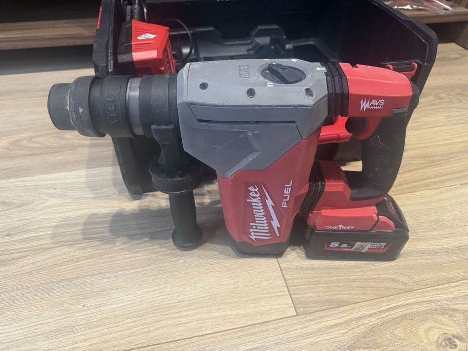 Młotowiertarka SDS-Plus Milwaukee w walizce aku. 2x 5,5Ah 18V 5,0J