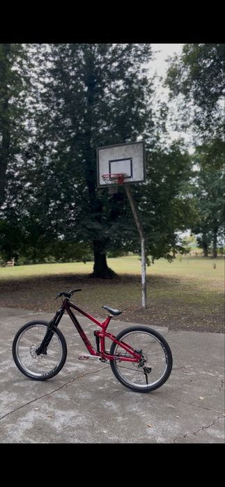 Trek Slash 8 z 2020 roku
