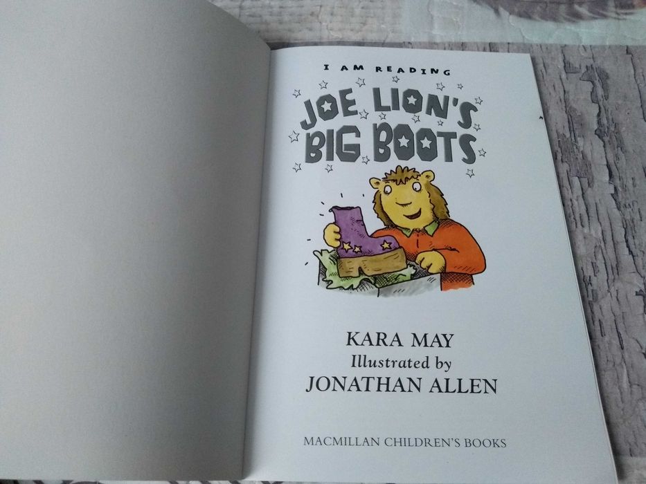 Książka po angielsku Joe Lion's Big Boots. I am Reading, Kara May