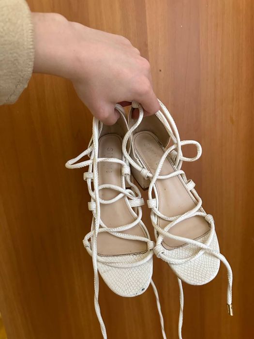 Жіночі сандалі на зав'язках 37 розмір