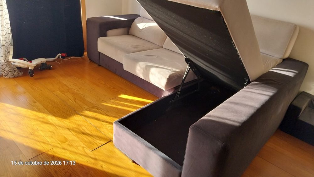 Sofá com chaise longue e arrumação