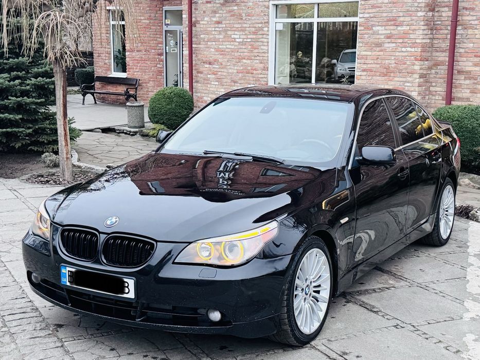 BMW E60 XDrive 2006 год в хорошем состоянии. Мотор масла не берет не дымит работает ровно и очень бодрый. АКПП 6 ступенчатая переключает плавно без пинков и затяжек. Ходовая часть обслужена авто принимает дорогу мягко едет тихо и приятно. По кузову авто без рыжиков вздутии без гнили кузов как на фото.На авто имеется проекция на лобовое, подогрев руля, подогрев сидения, партроник, ел. Регулировка сидений,люк, подогрев зеркал, двух сторонний климат,датчик дождя,датчик света,адаптивный свет, стоят дорогие BiLED линзы свет очень шикарный. Дорогие легкосплавные диски r18 на новой зимней резине. Хороший двух ствольный выхлоп звучит приятно. Машина в отлично состоянии все остальные интересующие вас вопросы в телефонном режиме…