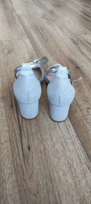 buty ślubne srebrne błyszczące brilu