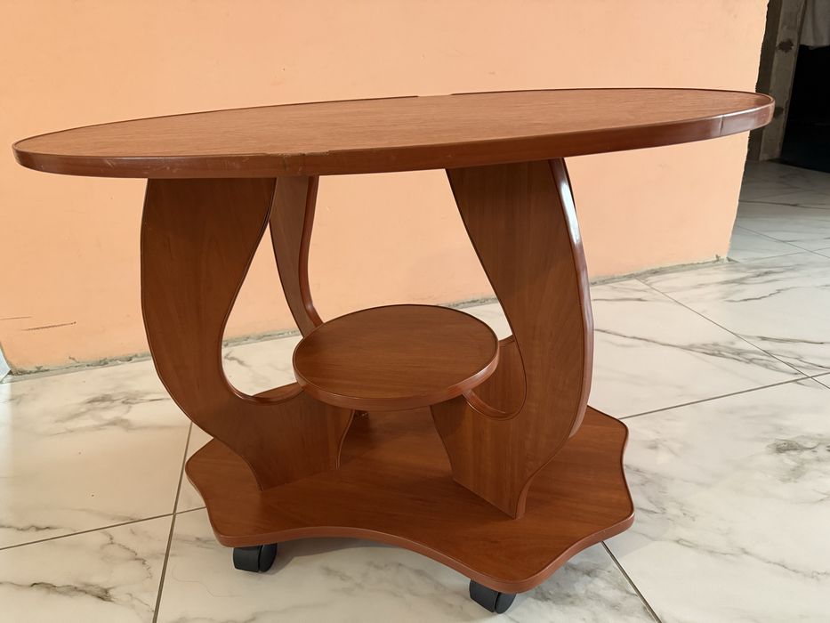 Журнальний столик на колесах