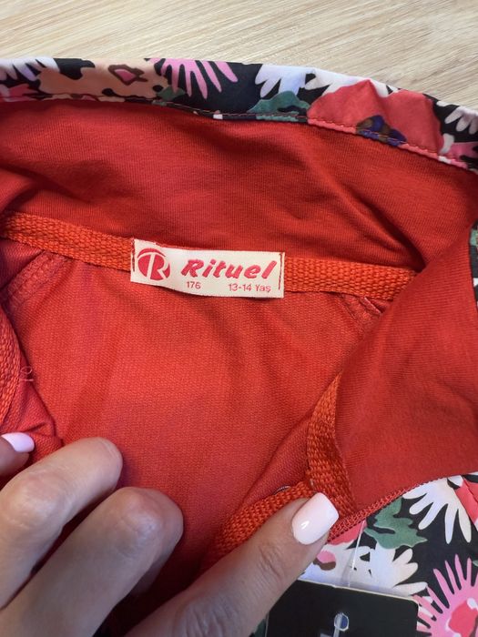 Спортивный костюм новый на девочку 152см(11-12лет) и 176см (13-14лет)