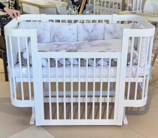 Детская кроватка с маятником