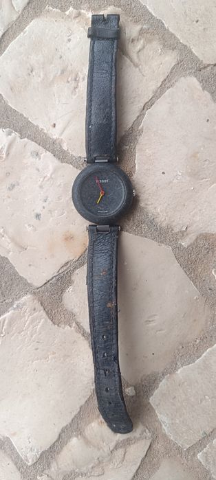 Relógio Tissot RockWatch  modelo R150  sem fendas, lascas ou riscos profundos no mineral