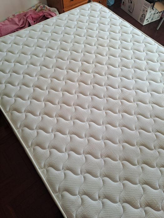 Cama com estrado e colchão ortopédico 183x133