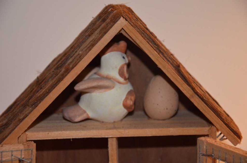 Gaiolas em madeira, com coelhos e galinhas