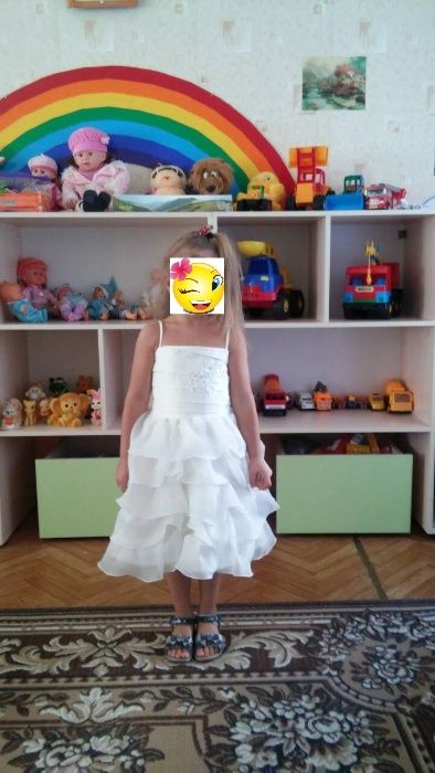 Нарядное белое платье