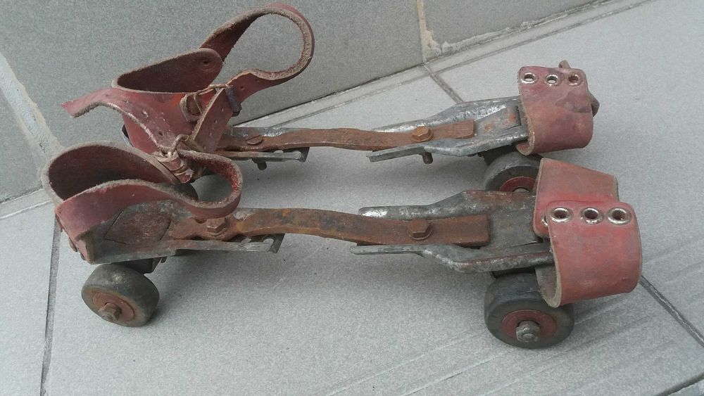 1950-te  Metalowe wrotki - skórzane mocowanie