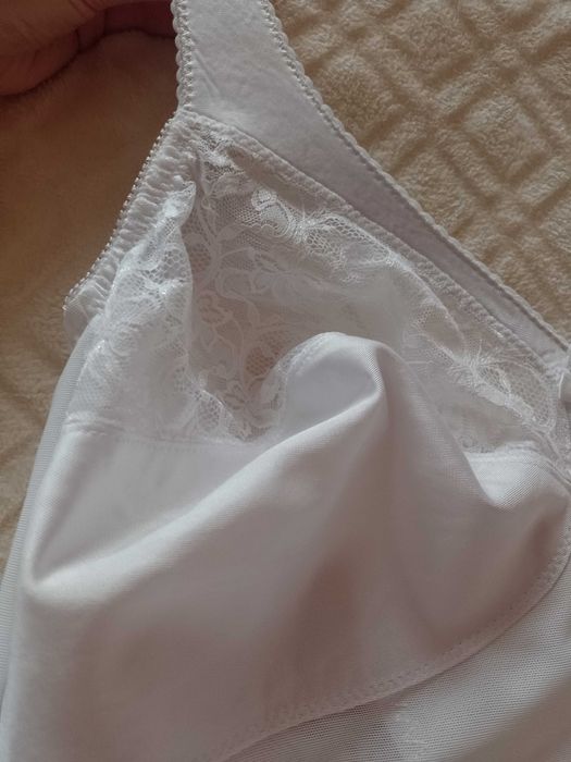 (110C) (4XL/48) Ekskluzywne,. Białe Mocno modelujące z Wiednia