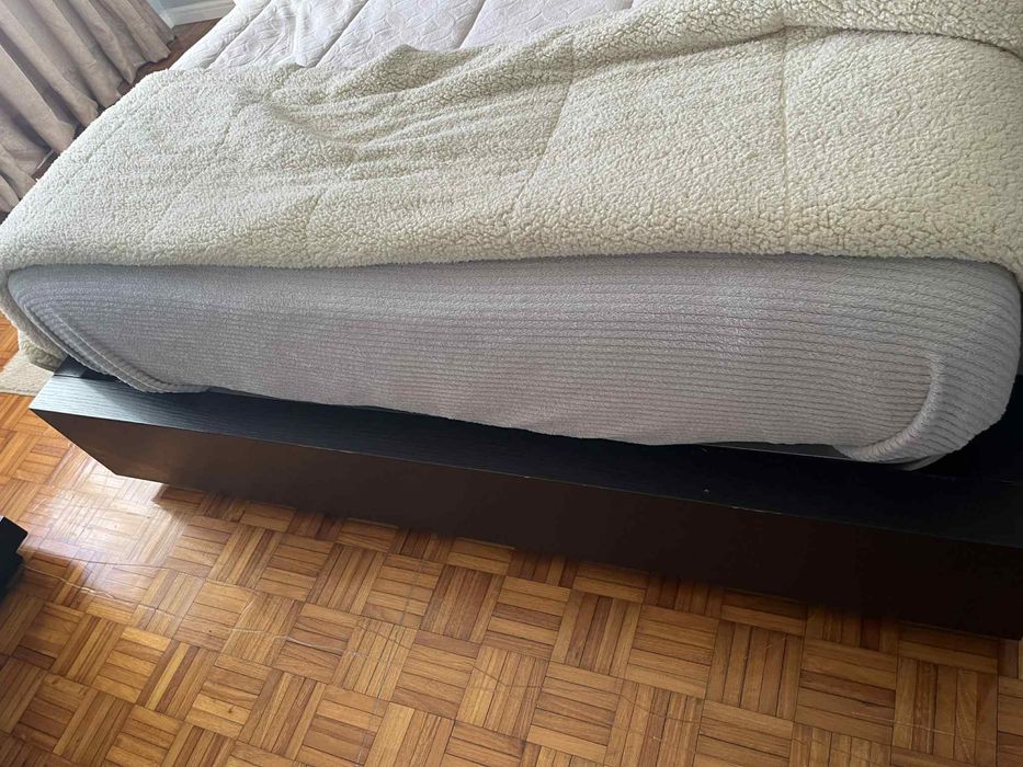 Cama casal+ comoda+ 2 mesas de cabeceira