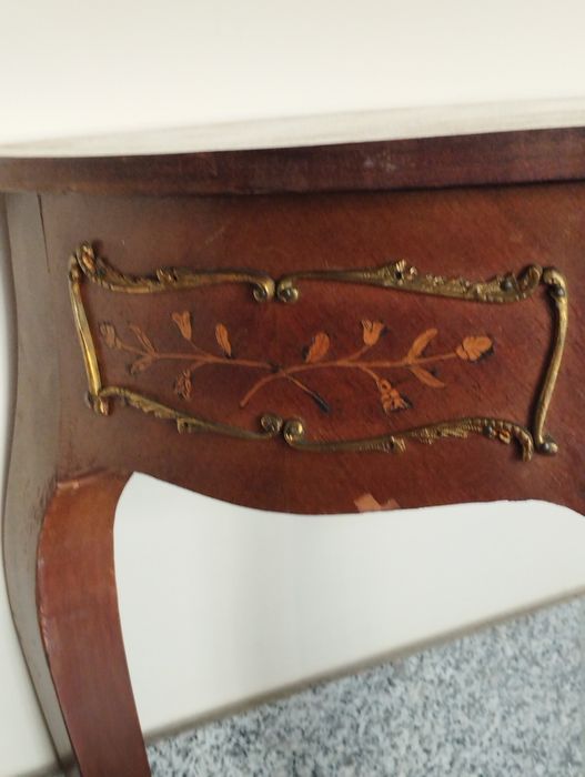 Mesa meia lua penso ser em pau santo