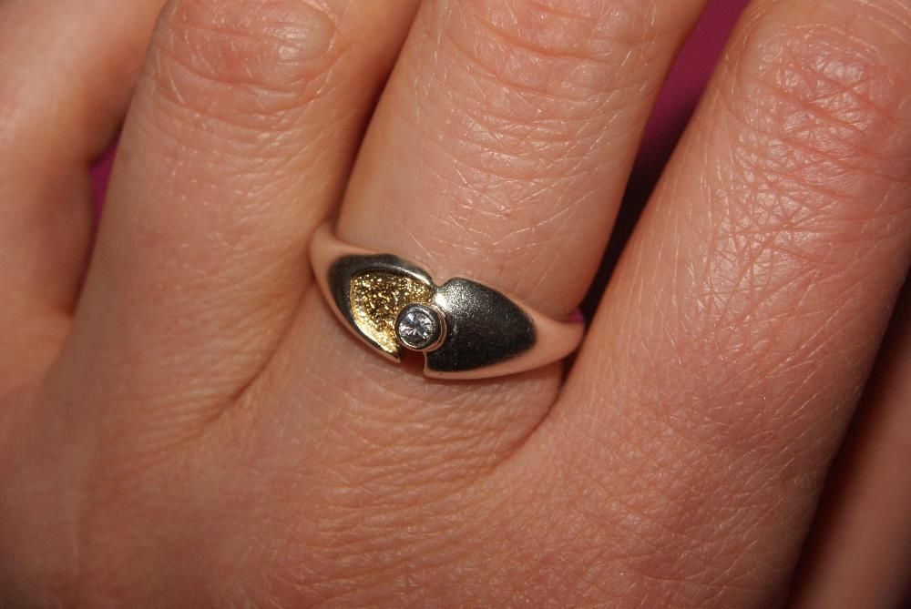 srebrny pierścionek i zawieszka z cyrkonią