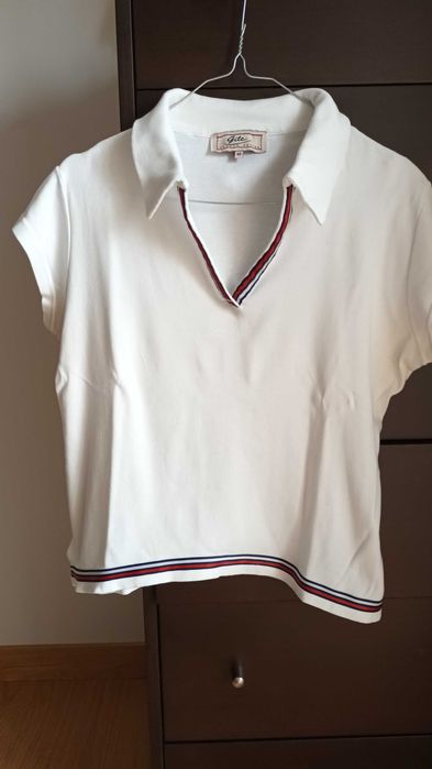 Polo em branco com risca azul