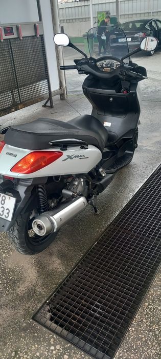Yamaha xmax 125 pode guardar 2 capacetes