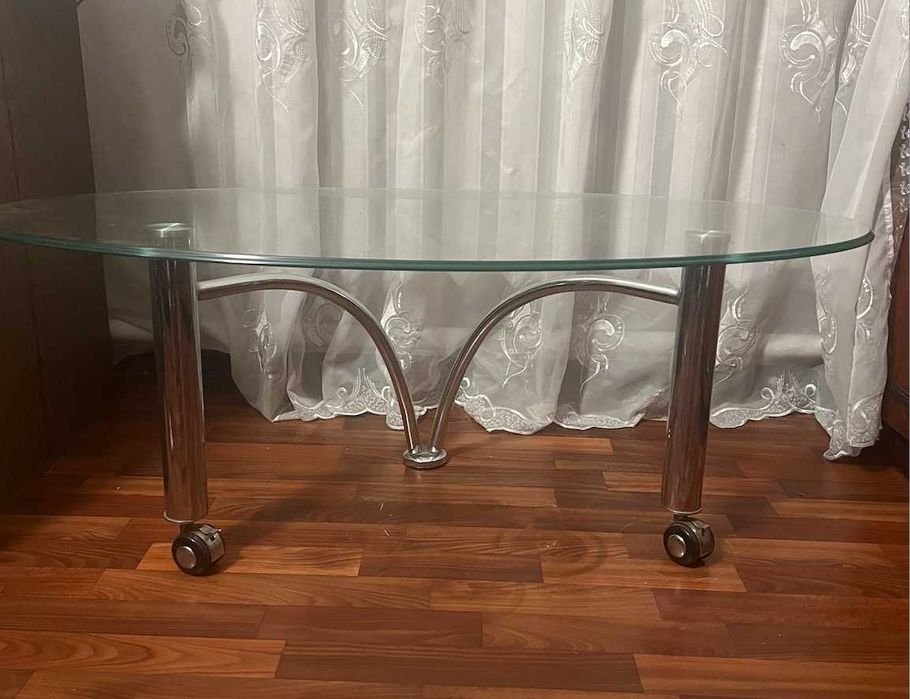 Журнальный стеклянный стол на колесиках