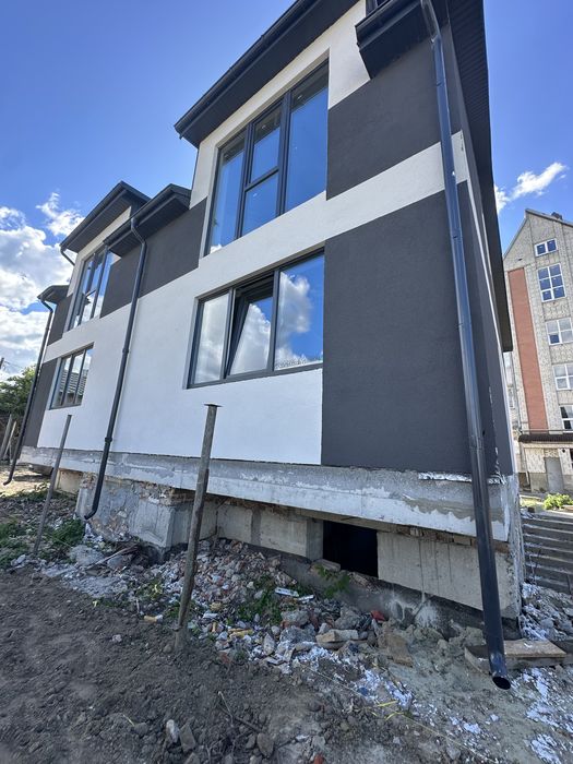 Продаж котеджу -спарки у Пустомитах, центр міста , ділянка 3 сот
