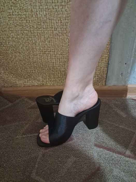 Шльопанці на каблуку
