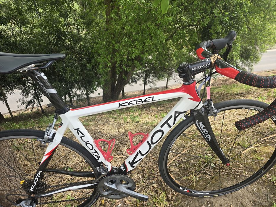 Bicicleta de estrada carbono s bem equipada