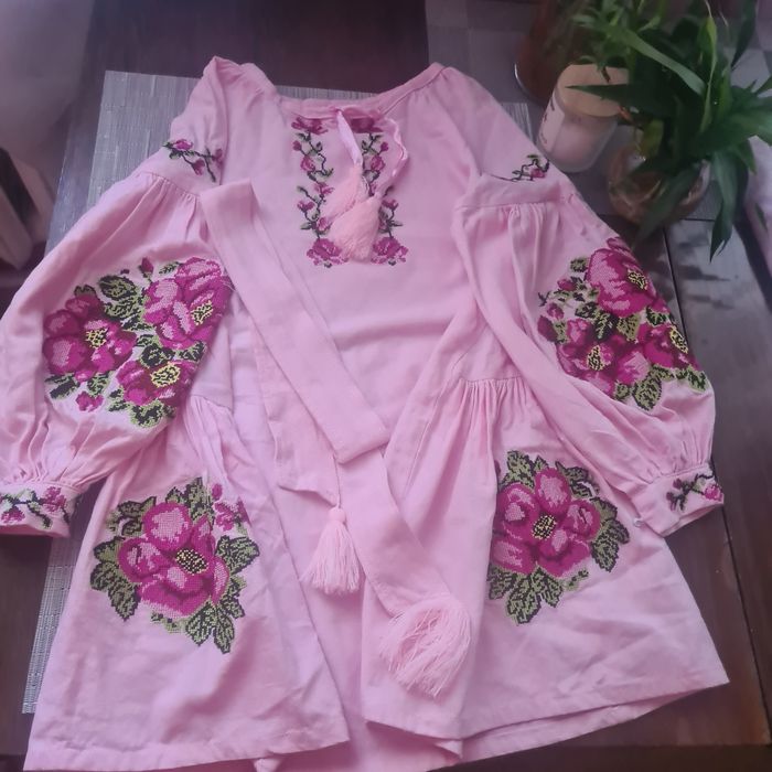 Продам сукню вишиванку рожеву