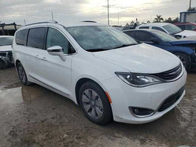 Chrysler Pacifica Hybrid z 2018 roku.