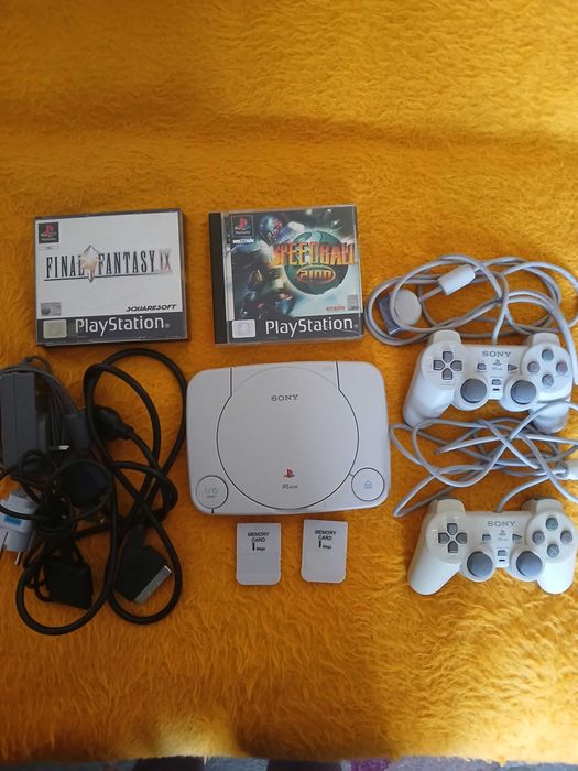 PsOne - Playstation - stan BDB + 2 gry