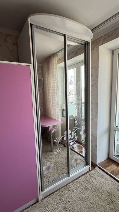 Мебель в детскую ( стол, полки, комод, шкаф вещевой, шкаф с поками )