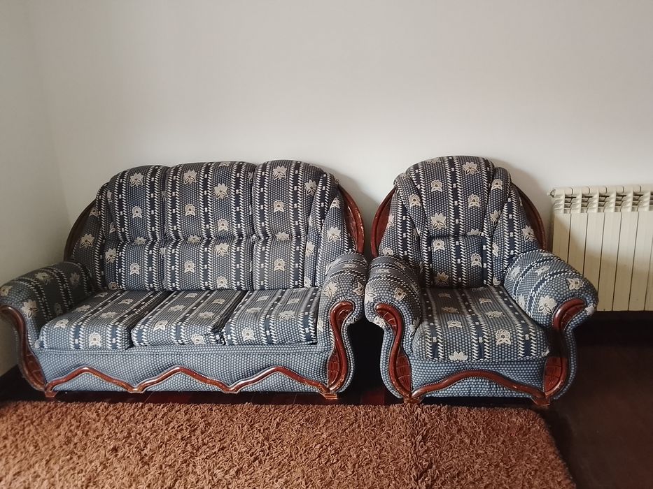 Sofá com duas poltronas e movel de TV com 3 mesas de centro