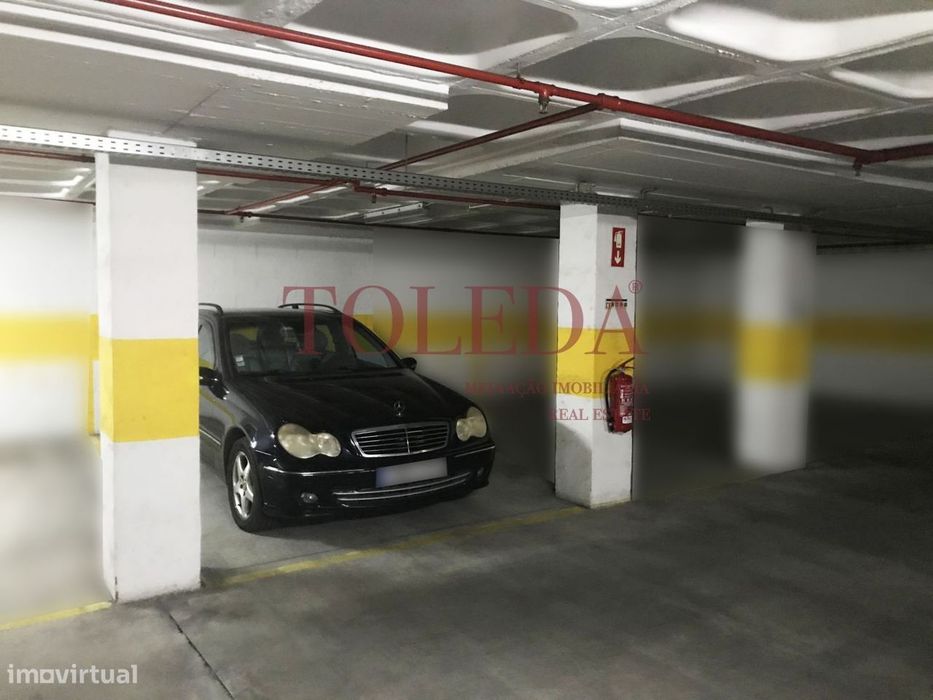 Parqueamento com 26m2 próximo do Aeroporto