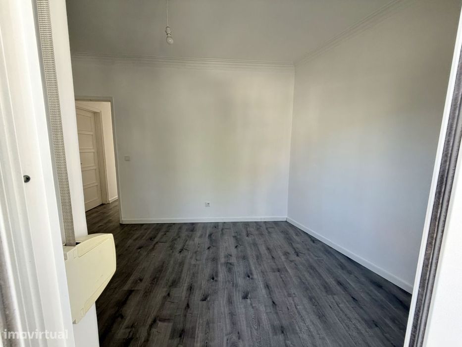 T2 remodelado na Damaia com varanda fechada e vista desafogada