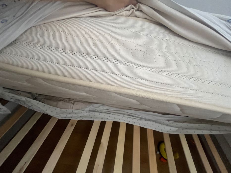 Cama com colchão e luzes led nova
