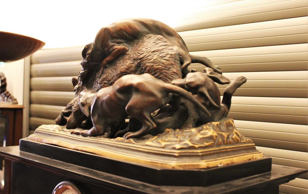 Relógio em Mármore Negro com Escultura em Terracota