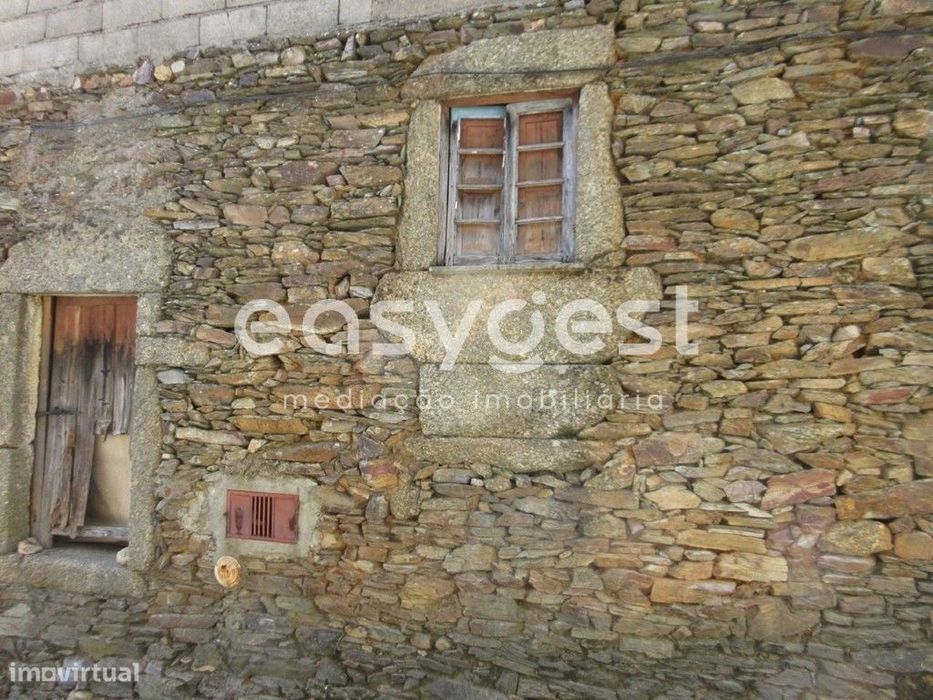 Casa típica para recuperação em aldeia do Salvador na Beira Baixa.