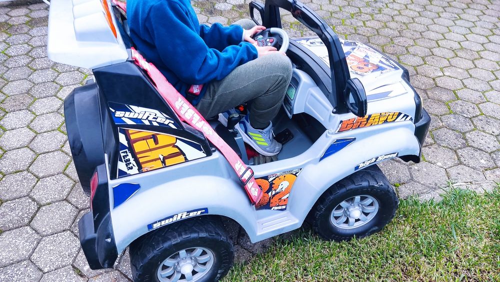 Vendo jipe para criança  Feber xstorm a bateria