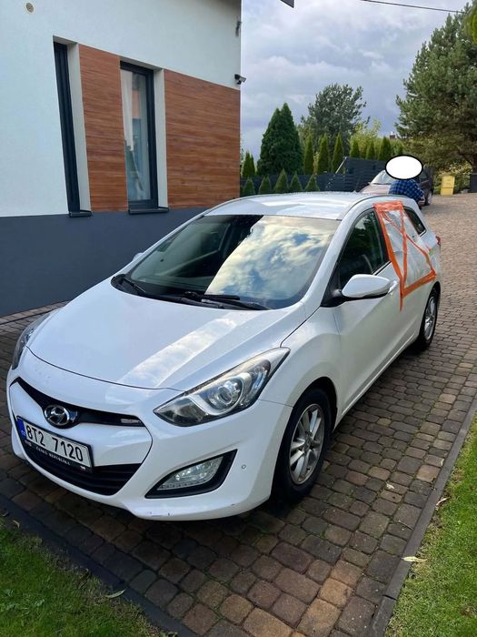 Hyundai I30 Hyundai i30, uszkodzony bok