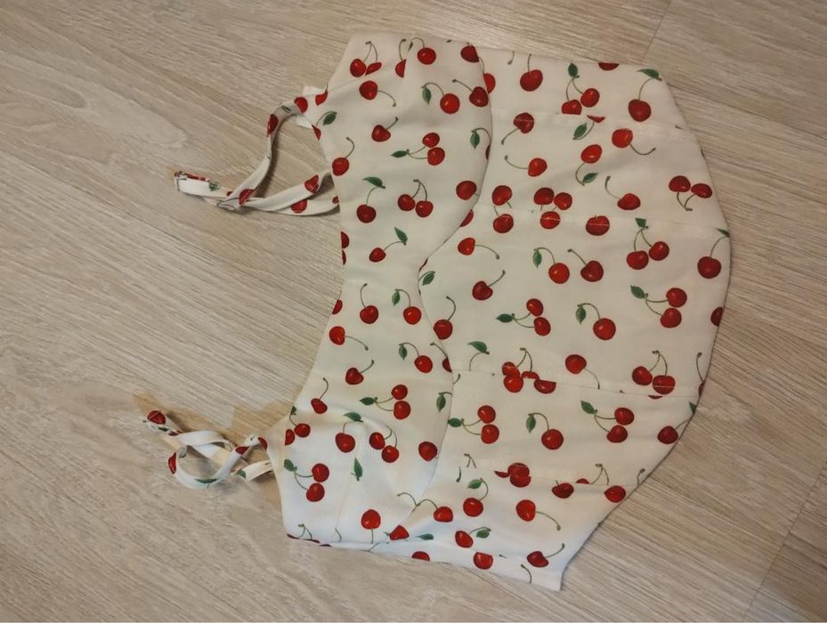 Топ bershka xs , білий з вишеньками