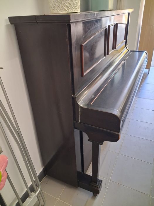 Piano vertical Lestel
