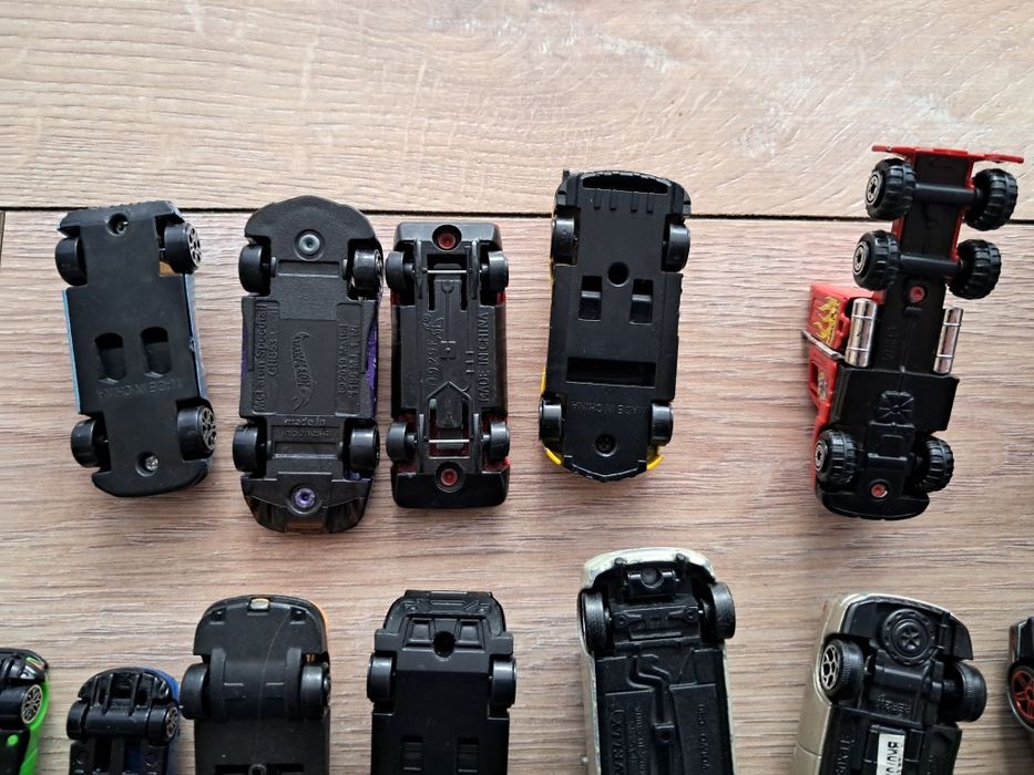 Sprzedam autka  i  resoraki .