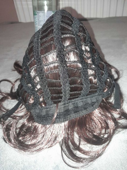 Sprzedam nową, sztuczną perukę.