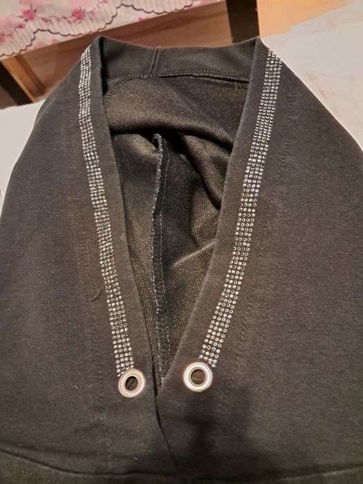 Dres damsk z długim rękawem.